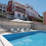 Three-bedroom In Apartamento