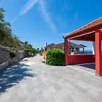Three-bedroom In Apartamento Prigradica