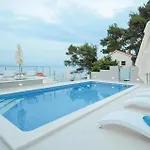 Three-bedroom In Prigradica