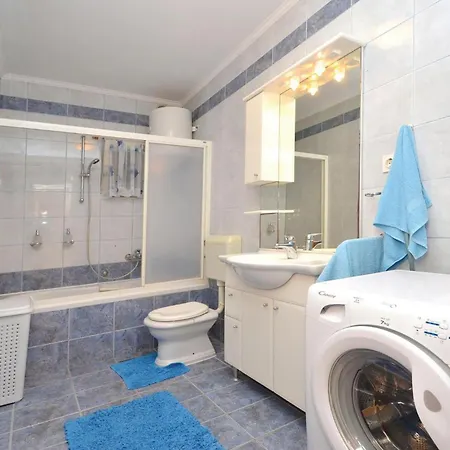 Three-bedroom In Lägenhet Prigradica