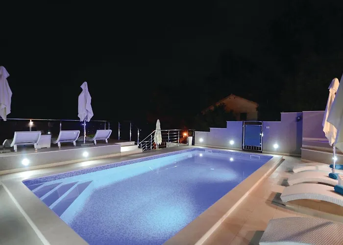 Three-bedroom In شقة *