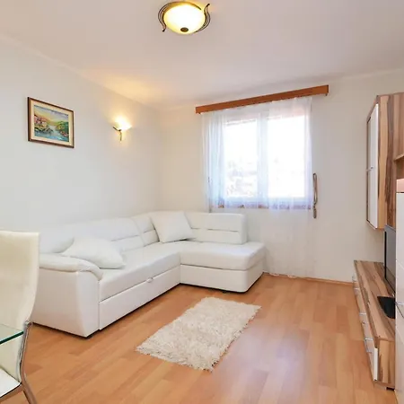 Three-bedroom In Prigradica