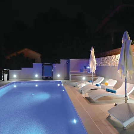 Three-bedroom In Prigradica