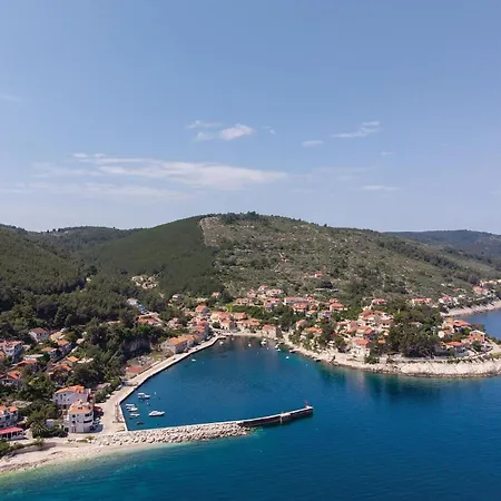 Three-bedroom In Appartement Prigradica