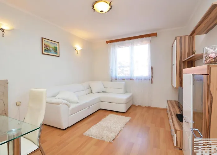 Three-bedroom In Prigradica